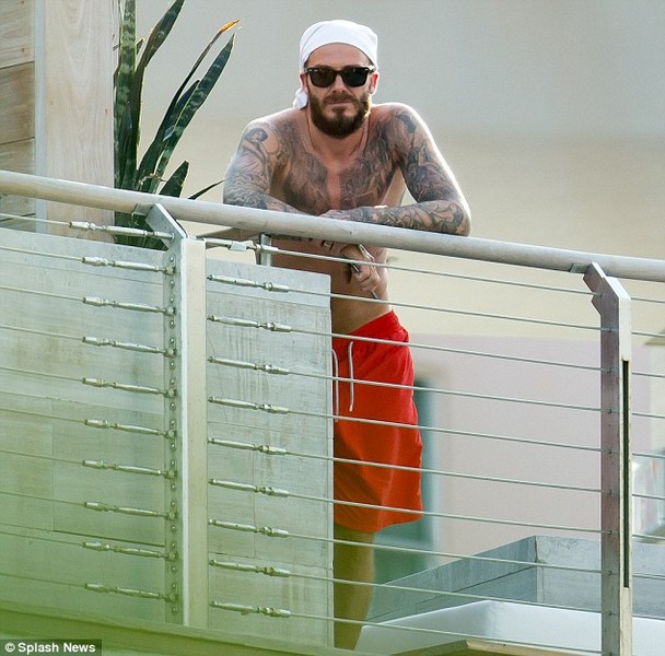 Shirtless David Beckham displays rock hard abs in Miami
